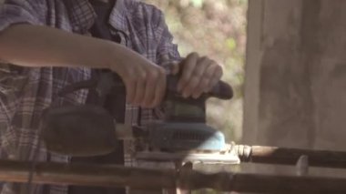 Kız eski mobilya geri yükler, taşlama makinesi çalışıyor