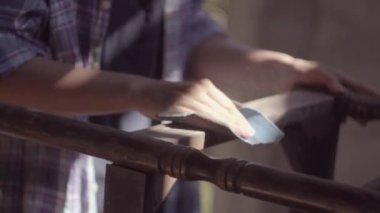 Marangoz kız atölye çalışmasında, geri yüklenen vintage mobilya inşaat