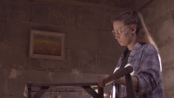 Το κορίτσι ξυλουργός λειτουργεί στο εργαστήριο, vintage έπιπλα — Αρχείο Βίντεο