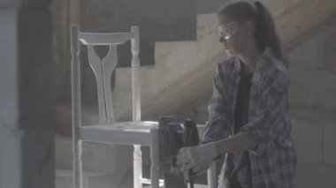 Kız marangoz, tasarımcı, elektrikli araç ile çalışır