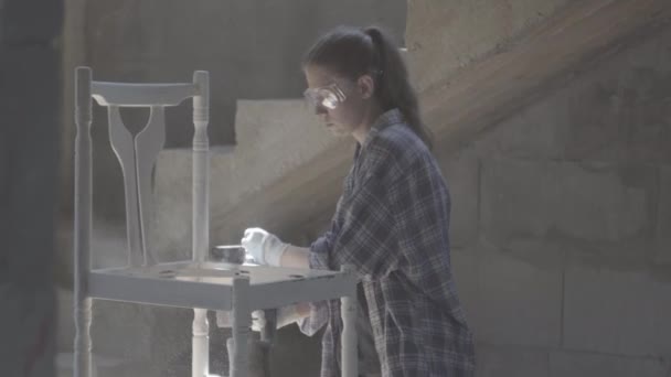 Κορίτσι ξυλουργός, σχεδιαστής, που λειτουργεί με ηλεκτρικό εργαλείο — Αρχείο Βίντεο