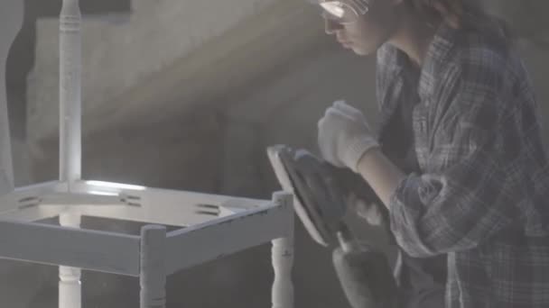 Chica carpintero, diseñador, trabaja con herramienta eléctrica — Vídeo de stock