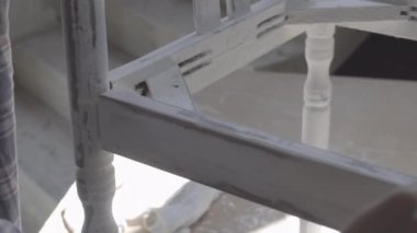 Kız bir doğrama atölyesinde inşaat, mobilya parlatır.