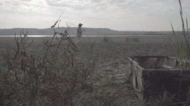 Balıkçı göle sabah erken gider.