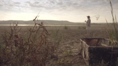 Balıkçı göle sabah erken gider.