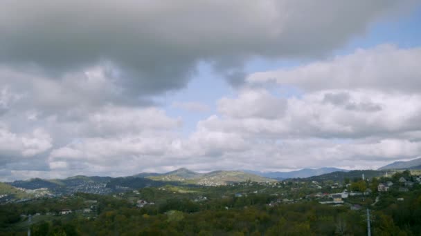 Time-lapse. Uitzicht vanaf de heuvel aan de herfst landschap — Stockvideo