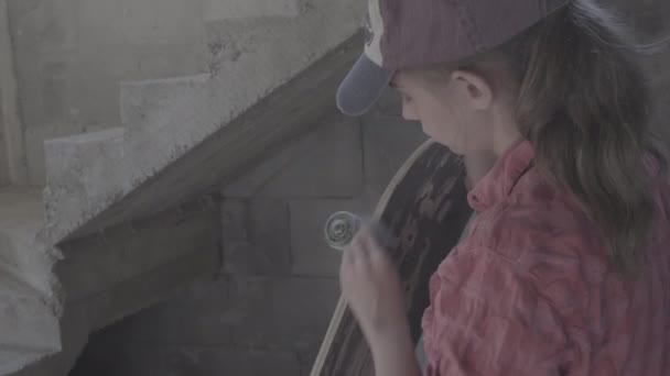 Detail dívky v dílně, leštěná s brusným papírem skateboard — Stock video