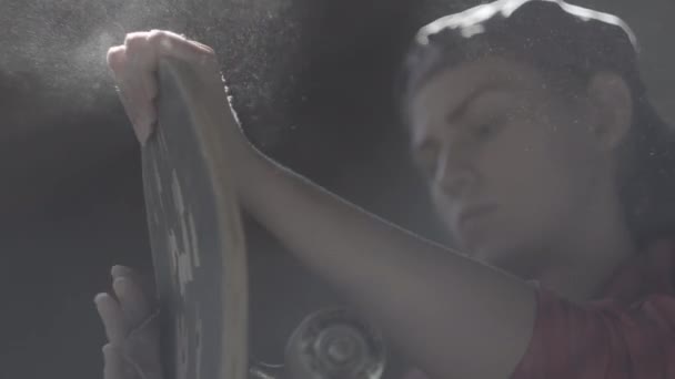 Close-up van een meisje in de workshop gepolijst met schuurpapier skateboard — Stockvideo