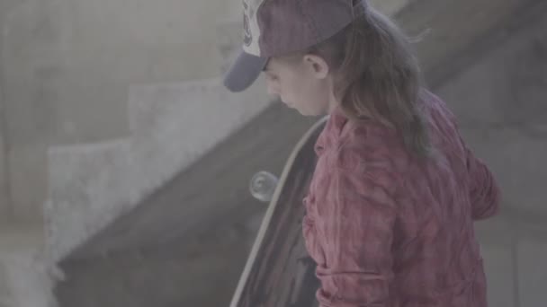 Mädchen restauriert altes Skateboard Nahaufnahme — Stockvideo