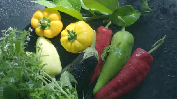 Primer plano, Vista superior, Verduras frescas en gotas de agua en la mesa de la cocina — Vídeos de Stock