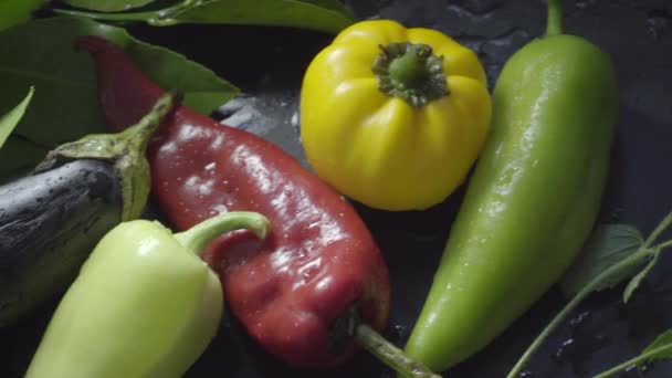 Primer plano, Vista superior, Verduras frescas en gotas de agua en la mesa de la cocina — Vídeos de Stock