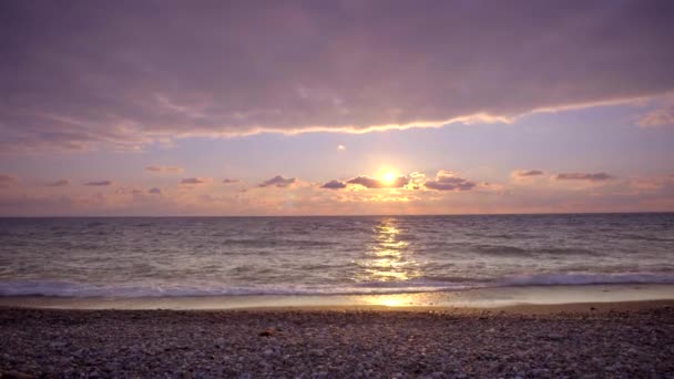 Bela praia tropical ao pôr do sol — Vídeo de Stock