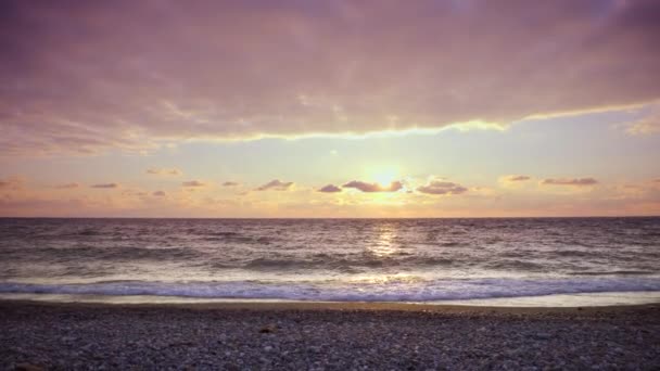 Schöner tropischer Strand bei Sonnenuntergang — Stockvideo