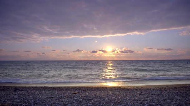 Belle plage tropicale au coucher du soleil — Video