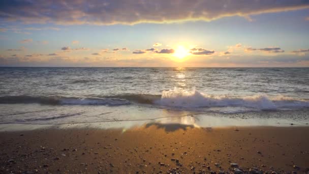 Mooi tropisch strand bij zonsondergang — Stockvideo