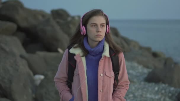 Портрет девушки, идущей вдоль побережья — стоковое видео