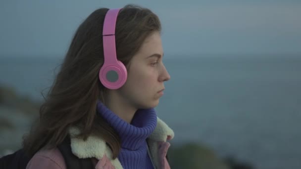 Портрет дівчини, що йде уздовж узбережжя — стокове відео