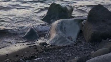 Yakın çekim akşam deniz kıyısı