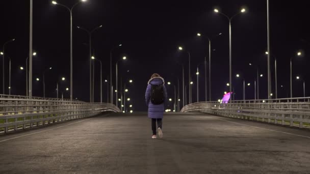 A menina no casaco está em uma cidade deserta, noite, Sochi, Rússia — Vídeo de Stock