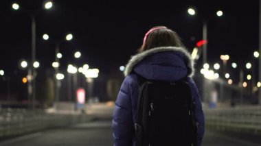 Ceketli kız ıssız, gece şehirde, Soçi 'nin konumu, Rusya