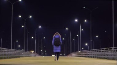 Ceketli kız ıssız bir gece şehri.,
