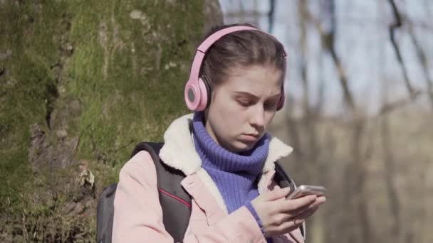 Podróżnik dziewczyna w lesie z telefonem komórkowym — Wideo stockowe