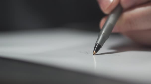 Hommes main dessine sur papier blanc avec un stylo à bille . — Video