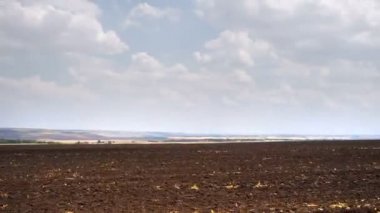 Toprak yolda hareket eden bir arabadan sürülmüş bir tarlada çekim