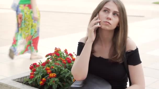 Menina falando em um telefone celular ao ar livre — Vídeo de Stock