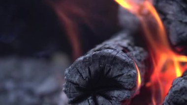 Yakın plan bir barbeküde odun ve kömür yakma