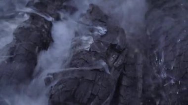 Yakın plan bir barbeküde odun ve kömür yakma