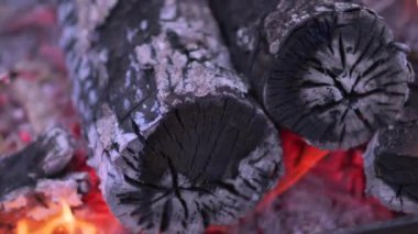 Yakın plan bir barbeküde odun ve kömür yakma