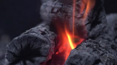 Yakın plan bir barbeküde odun ve kömür yakma