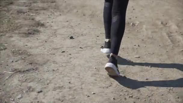 Спортсменка біжить на піщаному березі — стокове відео