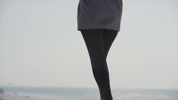 Menina atlética correndo ao longo do passeio da cidade ao longo da costa do mar — Vídeo de Stock