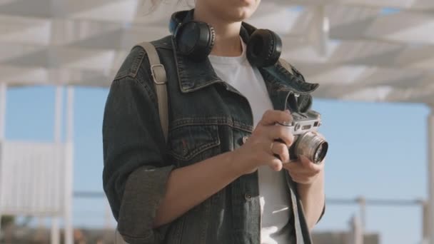 Дівчина Сонцезахисних Окулярах Джинсова Куртка Кінокамерою Пляжі Фотографує Морський Захід — стокове відео