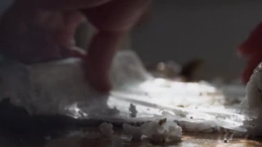 Ev mutfağında rulo pişiriyorum. Bir dişi geleneksel Asya yemeği hazırlar.. 