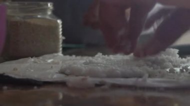 Ev mutfağında rulo pişiriyorum. Bir dişi geleneksel Asya yemeği hazırlar.. 