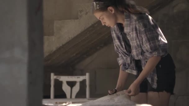 Вирізати тканину. Дівчина вирізає тканиною ножиці для оббивки — стокове відео