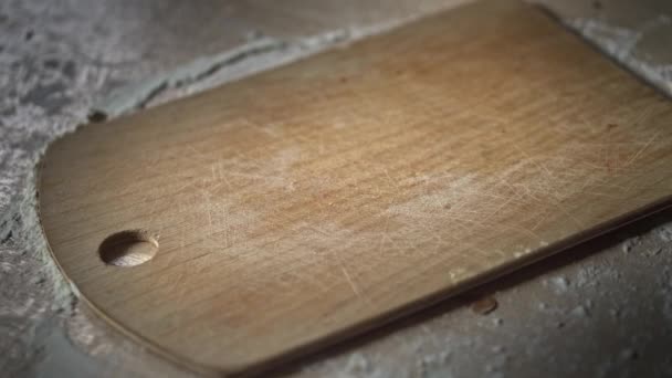 Close-up van pizza op een houten snijplank — Stockvideo
