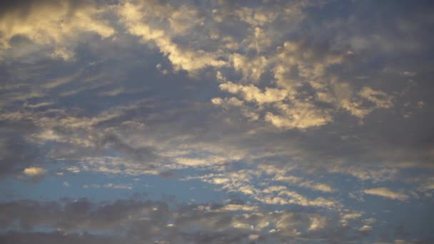 Zeitraffer. Die Wolken schweben über den Himmel des Sonnenuntergangs — Stockvideo