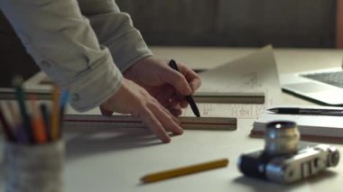 Mühendis tasarım için çizimler, enstrümanlar ve ofis ile çalışır