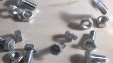 Metal vidalar ve fındıklar masaya düşer.