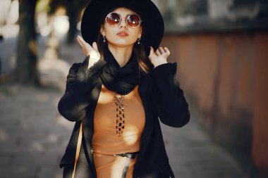 Şık bir kız şehirde yürüyor