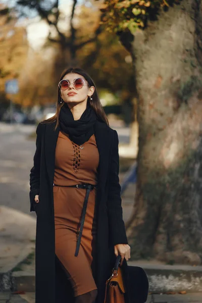 Fille élégante marche à travers la ville — Photo