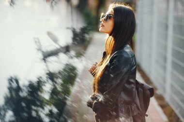 Şık bir kız şehirde yürüyor