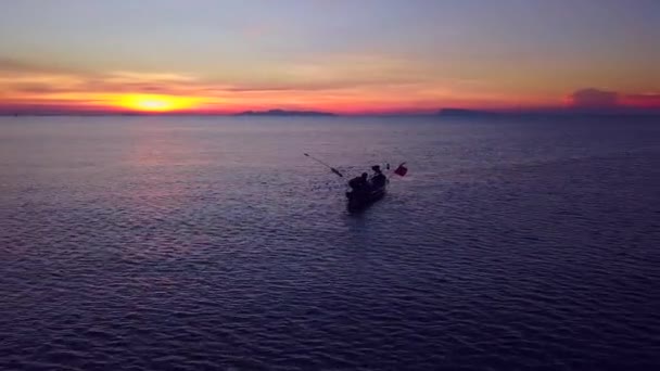 Thailand solnedgång och båten på horisonten — Stockvideo