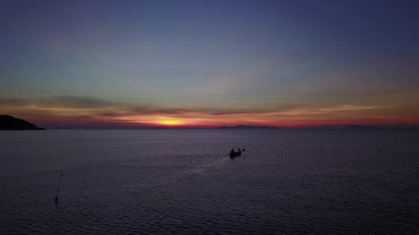 Thailand solnedgång och båten på horisonten — Stockvideo