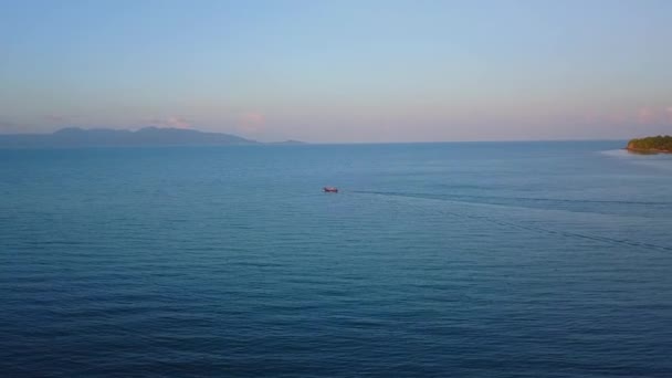 Tailandia puesta de sol y el barco en el horizonte — Vídeo de stock