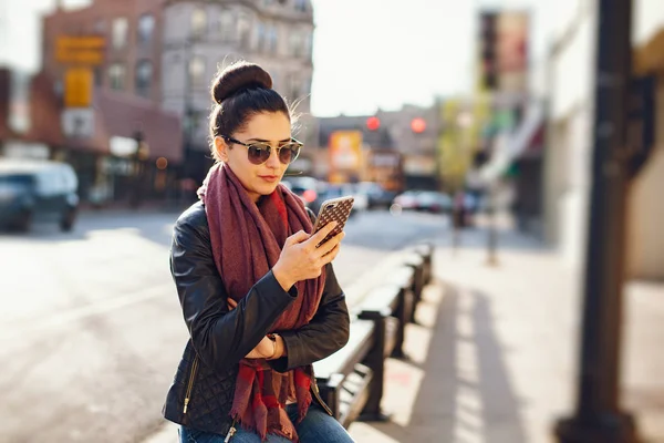 Jovem menina bonita usar o telefone — Fotografia de Stock